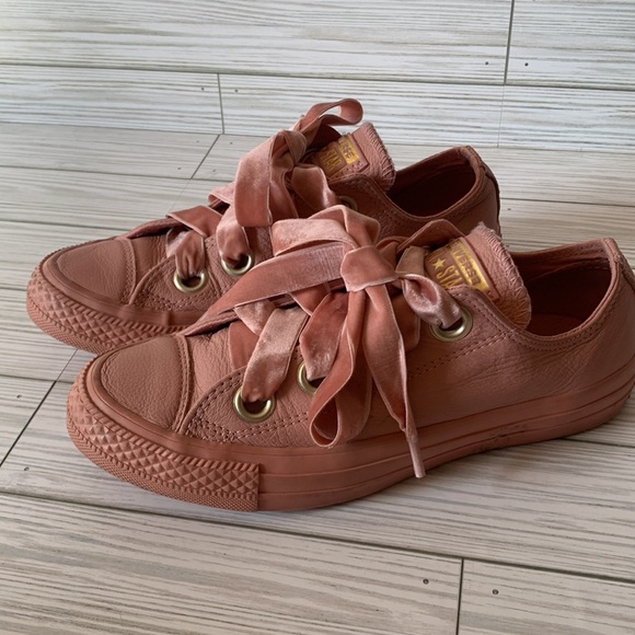 Converse All Star pink leather velvet laces with all same color souls - Picture 2 of 9